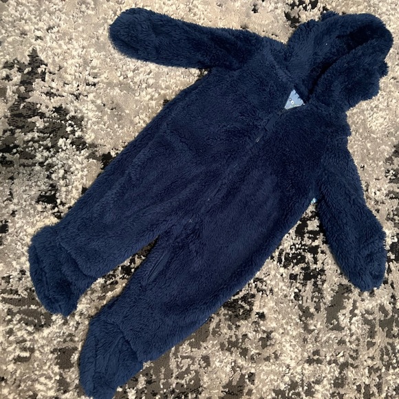 Brand new with tag!
Baby Footed Sherpa Fluffy Bodysuit
Size 6/9 Months - Picture 1 of 3